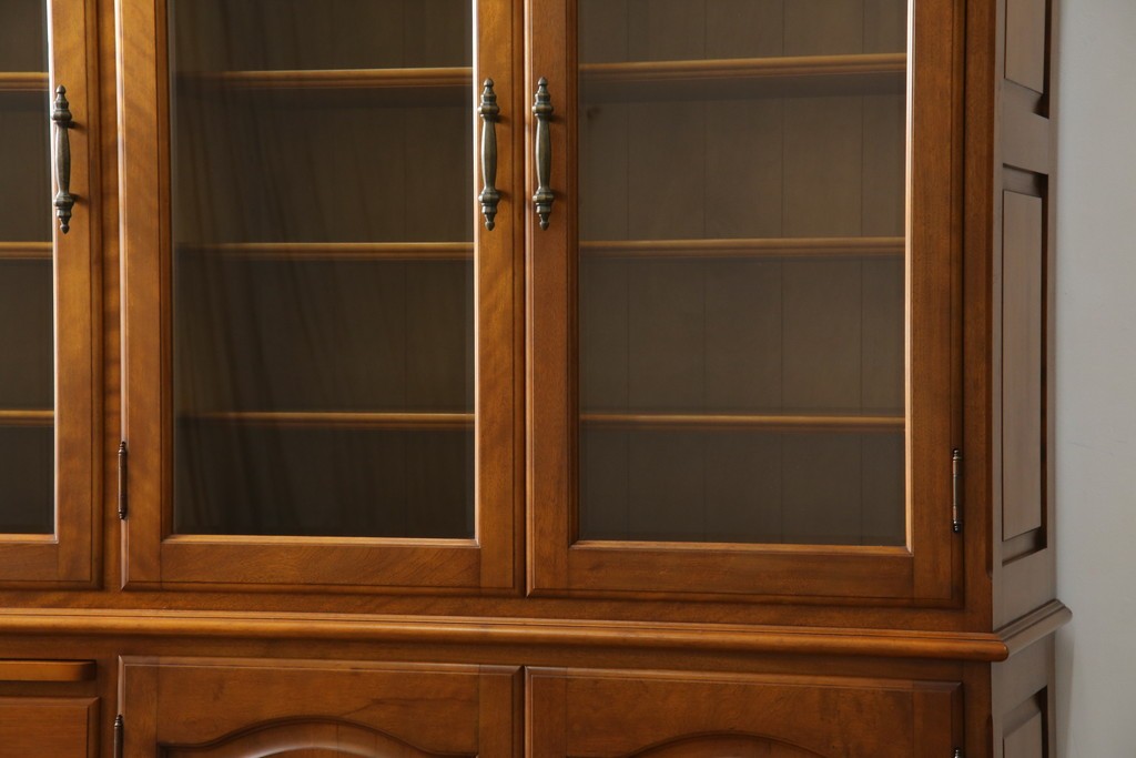 中古　美品　横浜クラシック家具　ダニエル(daniel)　アーリーアメリカンシリーズ　A-204　クラシカルな雰囲気のお部屋づくりにおすすめなチャイナキャビネット　(R-076840)