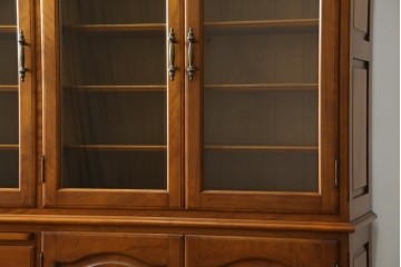 中古　美品　横浜クラシック家具　ダニエル(daniel)　アーリーアメリカンシリーズ　A-204　クラシカルな雰囲気のお部屋づくりにおすすめなチャイナキャビネット　(R-076840)