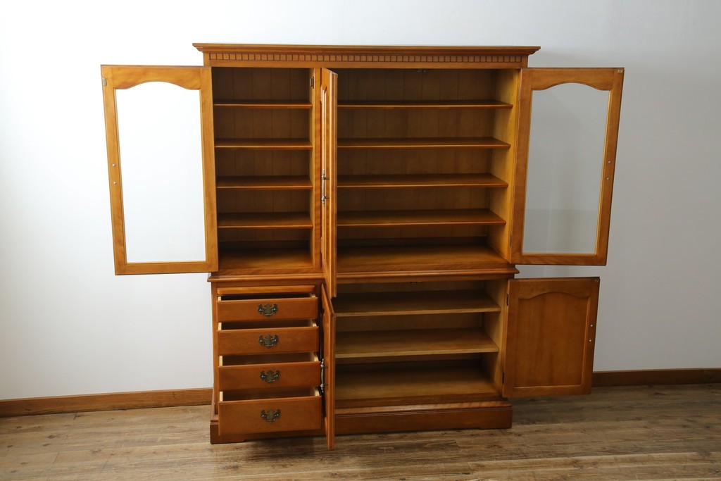 中古　美品　横浜クラシック家具　ダニエル(daniel)　アーリーアメリカンシリーズ　A-204　クラシカルな雰囲気のお部屋づくりにおすすめなチャイナキャビネット　(R-076840)