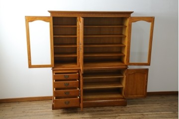 中古　美品　横浜クラシック家具　ダニエル(daniel)　アーリーアメリカンシリーズ　A-204　クラシカルな雰囲気のお部屋づくりにおすすめなチャイナキャビネット　(R-076840)