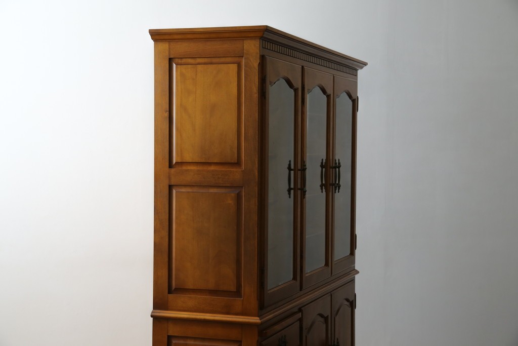 中古　美品　横浜クラシック家具　ダニエル(daniel)　アーリーアメリカンシリーズ　A-204　クラシカルな雰囲気のお部屋づくりにおすすめなチャイナキャビネット　(R-076840)