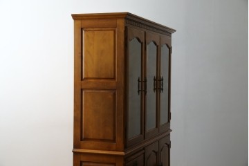 中古　美品　横浜クラシック家具　ダニエル(daniel)　アーリーアメリカンシリーズ　A-204　クラシカルな雰囲気のお部屋づくりにおすすめなチャイナキャビネット　(R-076840)