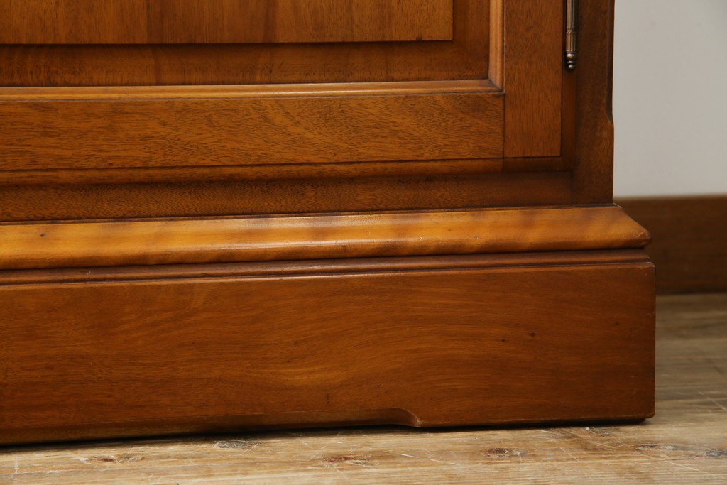 中古　美品　横浜クラシック家具　ダニエル(daniel)　アーリーアメリカンシリーズ　A-204　クラシカルな雰囲気のお部屋づくりにおすすめなチャイナキャビネット　(R-076840)