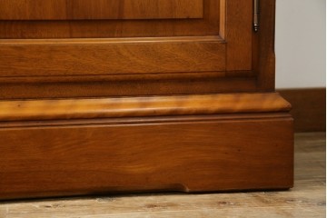 中古　美品　横浜クラシック家具　ダニエル(daniel)　アーリーアメリカンシリーズ　A-204　クラシカルな雰囲気のお部屋づくりにおすすめなチャイナキャビネット　(R-076840)