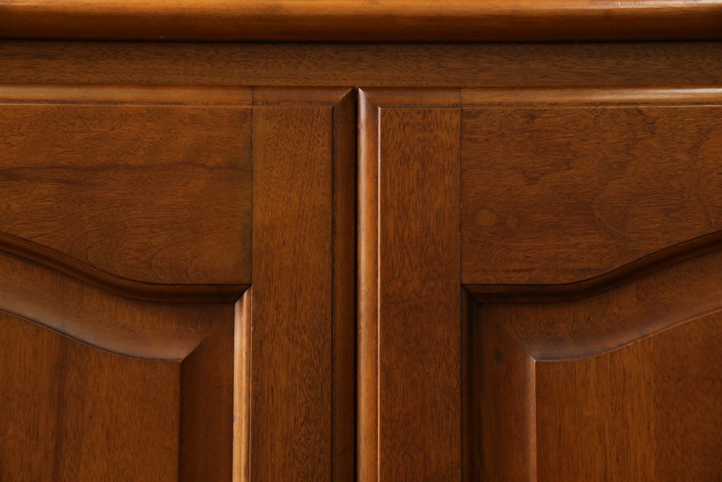 中古　美品　横浜クラシック家具　ダニエル(daniel)　アーリーアメリカンシリーズ　A-204　クラシカルな雰囲気のお部屋づくりにおすすめなチャイナキャビネット　(R-076840)