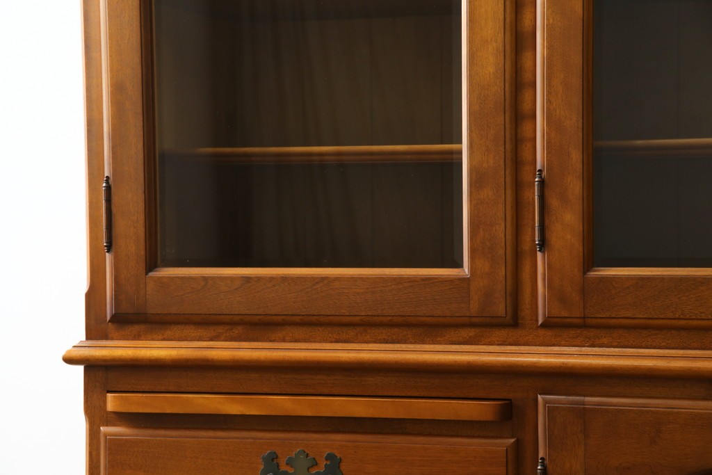 中古　美品　横浜クラシック家具　ダニエル(daniel)　アーリーアメリカンシリーズ　A-204　クラシカルな雰囲気のお部屋づくりにおすすめなチャイナキャビネット　(R-076840)