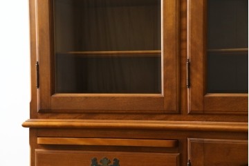 中古　美品　横浜クラシック家具　ダニエル(daniel)　アーリーアメリカンシリーズ　A-204　クラシカルな雰囲気のお部屋づくりにおすすめなチャイナキャビネット　(R-076840)
