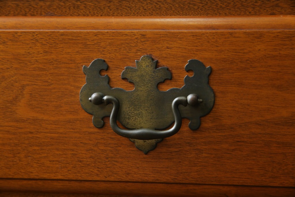 中古　美品　横浜クラシック家具　ダニエル(daniel)　アーリーアメリカンシリーズ　A-204　クラシカルな雰囲気のお部屋づくりにおすすめなチャイナキャビネット　(R-076840)