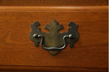 中古　美品　横浜クラシック家具　ダニエル(daniel)　アーリーアメリカンシリーズ　A-204　クラシカルな雰囲気のお部屋づくりにおすすめなチャイナキャビネット　(R-076840)