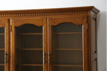 中古　美品　横浜クラシック家具　ダニエル(daniel)　アーリーアメリカンシリーズ　A-204　クラシカルな雰囲気のお部屋づくりにおすすめなチャイナキャビネット　(R-076840)