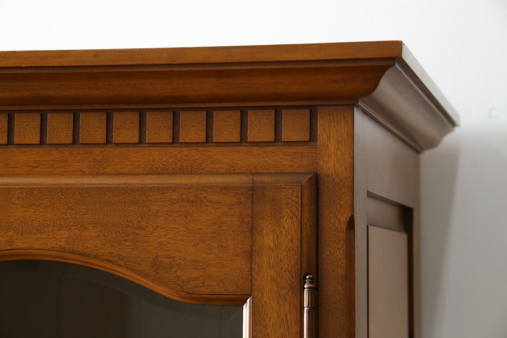 中古　美品　横浜クラシック家具　ダニエル(daniel)　アーリーアメリカンシリーズ　A-204　クラシカルな雰囲気のお部屋づくりにおすすめなチャイナキャビネット　(R-076840)