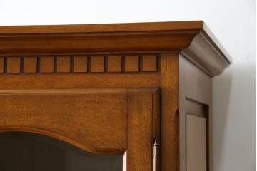 中古　美品　横浜クラシック家具　ダニエル(daniel)　アーリーアメリカンシリーズ　A-204　クラシカルな雰囲気のお部屋づくりにおすすめなチャイナキャビネット　(R-076840)