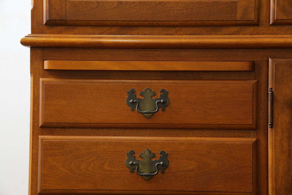 中古　美品　横浜クラシック家具　ダニエル(daniel)　アーリーアメリカンシリーズ　A-204　クラシカルな雰囲気のお部屋づくりにおすすめなチャイナキャビネット　(R-076840)