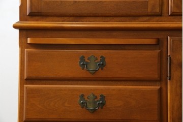 中古　美品　横浜クラシック家具　ダニエル(daniel)　アーリーアメリカンシリーズ　A-204　クラシカルな雰囲気のお部屋づくりにおすすめなチャイナキャビネット　(R-076840)