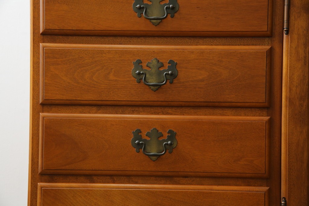 中古　美品　横浜クラシック家具　ダニエル(daniel)　アーリーアメリカンシリーズ　A-204　クラシカルな雰囲気のお部屋づくりにおすすめなチャイナキャビネット　(R-076840)