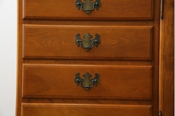 中古　美品　横浜クラシック家具　ダニエル(daniel)　アーリーアメリカンシリーズ　A-204　クラシカルな雰囲気のお部屋づくりにおすすめなチャイナキャビネット　(R-076840)