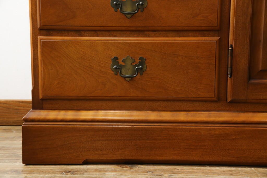 中古　美品　横浜クラシック家具　ダニエル(daniel)　アーリーアメリカンシリーズ　A-204　クラシカルな雰囲気のお部屋づくりにおすすめなチャイナキャビネット　(R-076840)