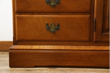 中古　美品　横浜クラシック家具　ダニエル(daniel)　アーリーアメリカンシリーズ　A-204　クラシカルな雰囲気のお部屋づくりにおすすめなチャイナキャビネット　(R-076840)