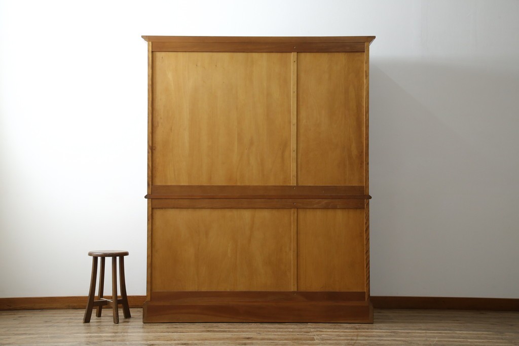 中古　美品　横浜クラシック家具　ダニエル(daniel)　アーリーアメリカンシリーズ　A-204　クラシカルな雰囲気のお部屋づくりにおすすめなチャイナキャビネット　(R-076840)