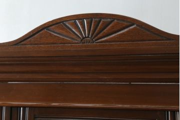 イギリスアンティーク　マホガニー材　味わい深い色合いとクラシカルなデザインが魅力的な薄型ワードローブ(収納棚、戸棚、洋服タンス、キャビネット、英国)(R-076842)