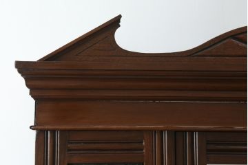 イギリスアンティーク　マホガニー材　味わい深い色合いとクラシカルなデザインが魅力的な薄型ワードローブ(収納棚、戸棚、洋服タンス、キャビネット、英国)(R-076842)