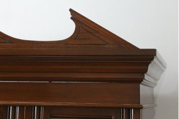 イギリスアンティーク　マホガニー材　味わい深い色合いとクラシカルなデザインが魅力的な薄型ワードローブ(収納棚、戸棚、洋服タンス、キャビネット、英国)(R-076842)
