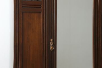 イギリスアンティーク　マホガニー材　味わい深い色合いとクラシカルなデザインが魅力的な薄型ワードローブ(収納棚、戸棚、洋服タンス、キャビネット、英国)(R-076842)
