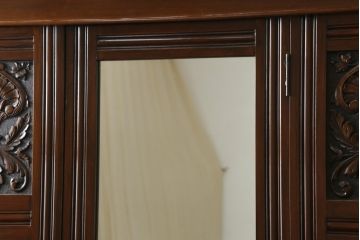 イギリスアンティーク　マホガニー材　味わい深い色合いとクラシカルなデザインが魅力的な薄型ワードローブ(収納棚、戸棚、洋服タンス、キャビネット、英国)(R-076842)
