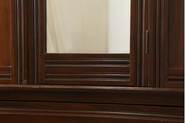 イギリスアンティーク　マホガニー材　味わい深い色合いとクラシカルなデザインが魅力的な薄型ワードローブ(収納棚、戸棚、洋服タンス、キャビネット、英国)(R-076842)