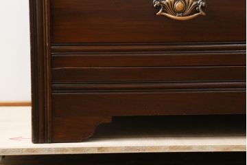イギリスアンティーク　マホガニー材　味わい深い色合いとクラシカルなデザインが魅力的な薄型ワードローブ(収納棚、戸棚、洋服タンス、キャビネット、英国)(R-076842)
