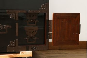 和製アンティーク　美品!!　激レア　特注品　立派な上手金具が存在感を放つ庄内箪笥(重ね箪笥、時代箪笥、和たんす、整理たんす、収納タンス、衣装タンス、引き出し)(R-076843)