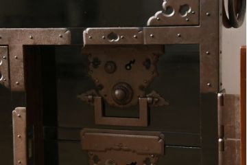 和製アンティーク　美品!!　激レア　特注品　立派な上手金具が存在感を放つ庄内箪笥(重ね箪笥、時代箪笥、和たんす、整理たんす、収納タンス、衣装タンス、引き出し)(R-076843)