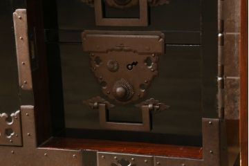 和製アンティーク　美品!!　激レア　特注品　立派な上手金具が存在感を放つ庄内箪笥(重ね箪笥、時代箪笥、和たんす、整理たんす、収納タンス、衣装タンス、引き出し)(R-076843)