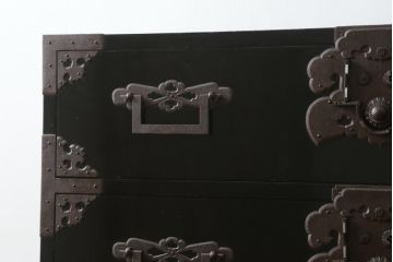和製アンティーク　美品!!　激レア　特注品　立派な上手金具が存在感を放つ庄内箪笥(重ね箪笥、時代箪笥、和たんす、整理たんす、収納タンス、衣装タンス、引き出し)(R-076843)