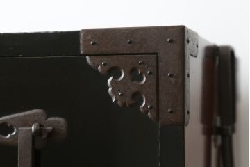和製アンティーク　美品!!　激レア　特注品　立派な上手金具が存在感を放つ庄内箪笥(重ね箪笥、時代箪笥、和たんす、整理たんす、収納タンス、衣装タンス、引き出し)(R-076843)