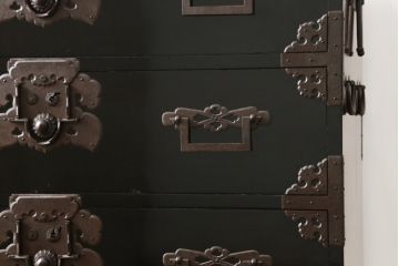 和製アンティーク　美品!!　激レア　特注品　立派な上手金具が存在感を放つ庄内箪笥(重ね箪笥、時代箪笥、和たんす、整理たんす、収納タンス、衣装タンス、引き出し)(R-076843)