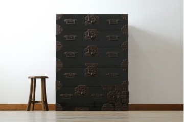 和製アンティーク　美品!!　激レア　特注品　立派な上手金具が存在感を放つ庄内箪笥　(R-076843)