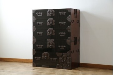 和製アンティーク　美品!!　激レア　特注品　立派な上手金具が存在感を放つ庄内箪笥　(R-076843)