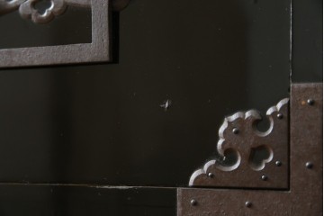 和製アンティーク　美品!!　激レア　特注品　立派な上手金具が存在感を放つ庄内箪笥　(R-076843)