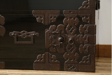 和製アンティーク　美品!!　激レア　特注品　立派な上手金具が存在感を放つ庄内箪笥　(R-076843)