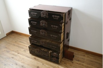 和製アンティーク　美品!!　激レア　特注品　立派な上手金具が存在感を放つ庄内箪笥　(R-076843)