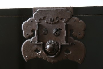 和製アンティーク　美品!!　激レア　特注品　立派な上手金具が存在感を放つ庄内箪笥　(R-076843)