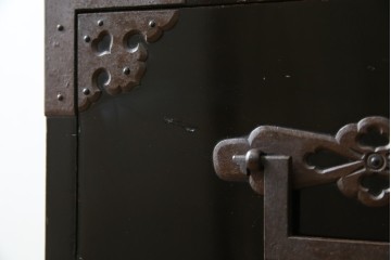 和製アンティーク　美品!!　激レア　特注品　立派な上手金具が存在感を放つ庄内箪笥　(R-076843)