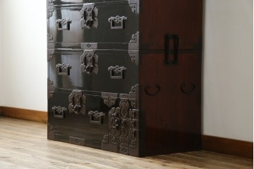 和製アンティーク　美品!!　激レア　特注品　立派な上手金具が存在感を放つ庄内箪笥　(R-076843)