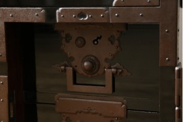 和製アンティーク　美品!!　激レア　特注品　立派な上手金具が存在感を放つ庄内箪笥　(R-076843)