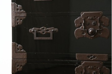 和製アンティーク　美品!!　激レア　特注品　立派な上手金具が存在感を放つ庄内箪笥　(R-076843)