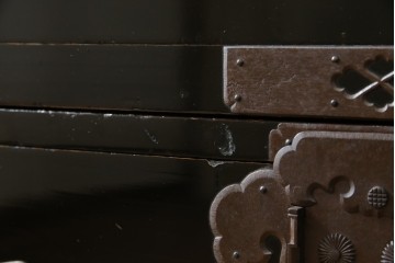 和製アンティーク　美品!!　激レア　特注品　立派な上手金具が存在感を放つ庄内箪笥　(R-076843)