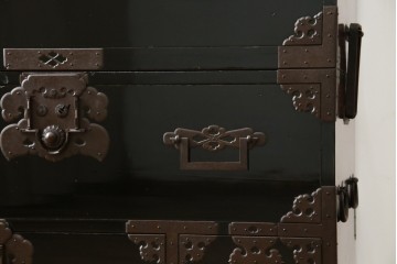 和製アンティーク　美品!!　激レア　特注品　立派な上手金具が存在感を放つ庄内箪笥　(R-076843)