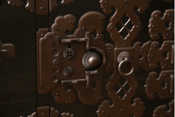 和製アンティーク　美品!!　激レア　特注品　立派な上手金具が存在感を放つ庄内箪笥　(R-076843)