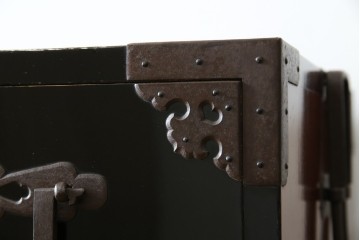 和製アンティーク　美品!!　激レア　特注品　立派な上手金具が存在感を放つ庄内箪笥　(R-076843)